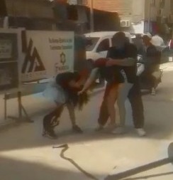 KIZLARIN SAÇ BAŞA KAVGASINI ERKEK ARKADAŞLARI KAYDA ALDI