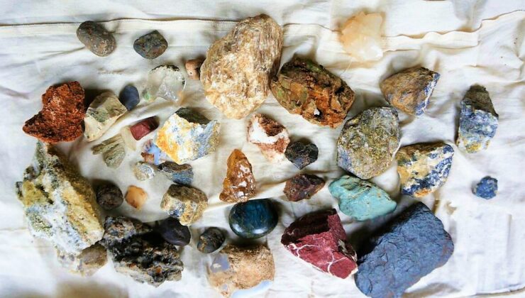 DOĞADAN TOPLADIĞI DEĞERLİ TAŞLAR GEÇİM KAYNAĞI OLDU