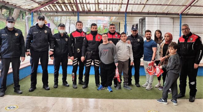 OTİZMLİ ÇOCUKLARDAN POLİSLERE İHBARLI SÜRPRİZ