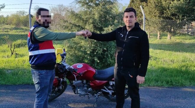 ÇALDIKLARI MOTOSİKLETİ SATMAK İÇİN VERDİKLERİ İLAN GÖRENLERİ HAYRETE DÜŞÜRDÜ
