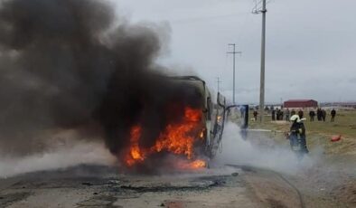 SEYİR HALİNDEKİ MİNİBÜS ALEV ALEV YANDI