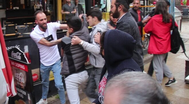 Şehir eşkıyaları önce çocuğu ardından araya giren esnafı tekme tokat dövdü