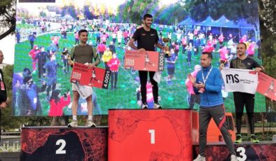 AMATÖR SPORCU İZMİR MARATONUNUN TOZUNU ATTIRDI