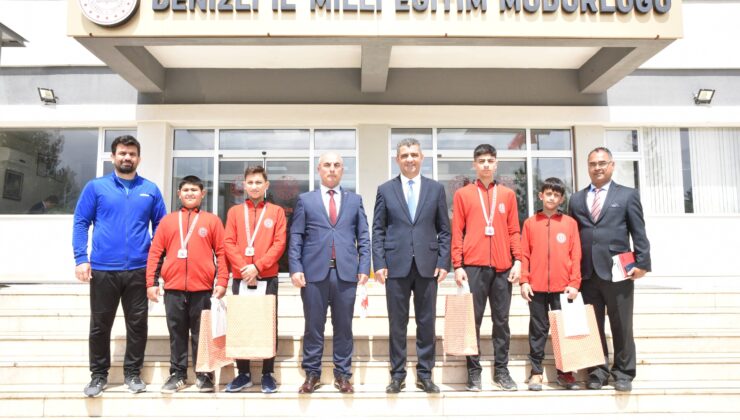 GENÇ GÜREŞÇİLERDEN MİNDERDE 4 MADALYA