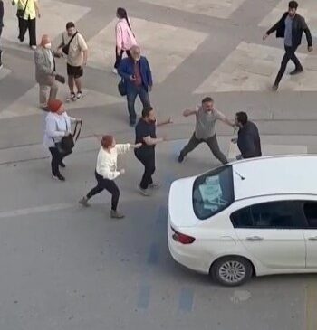 KENDİSİNE YOL VERMEYEN SÜRÜCÜYÜ TEK YUMRUKTA YERE SERDİ