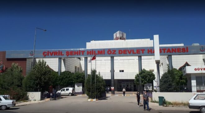 ÇOCUKLARININ GÖZÜ ÖNÜNDE BIÇAKLADI