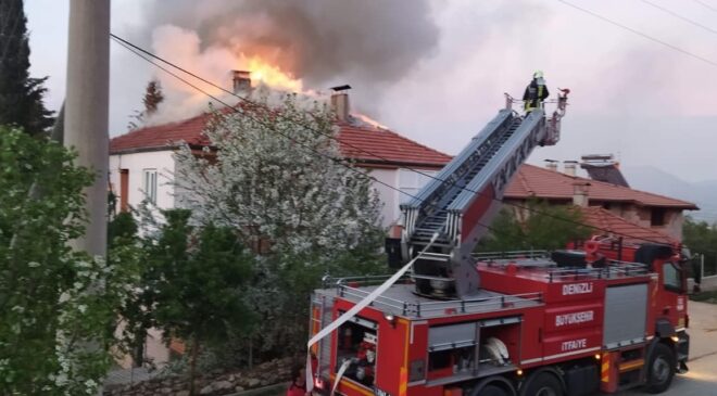 EVİN ÇATISI ALEV ALEV YANDI