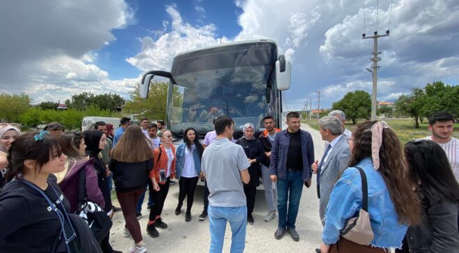 BAŞKAN ŞEVKAN, PAÜ’LÜ ÖĞRENCİLERİ AĞIRLADI
