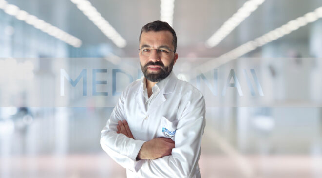 “SKOLYOZ EĞRİSİ ARTTIKÇA AMELİYAT İHTİMALİ DE ARTIYOR”