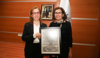 TEZ YARIŞMASINDA ÖDÜL TÖRENİ GERÇEKLEŞTİRİLDİ