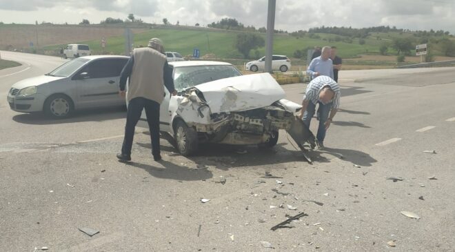 OTOMOBIL KONTROLSÜZ ŞEKILDE KAVŞAĞA GIREN KAMYONA ÇARPTI: 5 YARALI