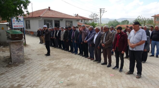 ENVER AĞABEYİN KARDEŞİ SON YOLCULUĞUNA UĞURLANDI