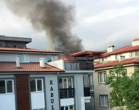 ÇATI YANGINI PANİĞE NEDEN OLDU