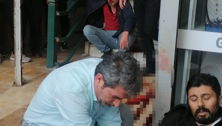 BACAĞINA SAPLANAN BIÇAKLA KAÇIP CANINI KURTARMAYA ÇALIŞTI