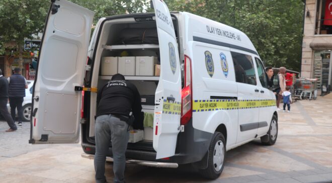 Bacağına saplanan bıçakla kaçıp canını kurtarmaya çalıştı