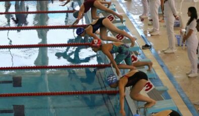 YÜZMEDE DENIZLI PARMAK ISIRTTI