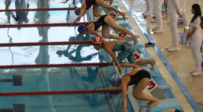 YÜZMEDE DENIZLI PARMAK ISIRTTI