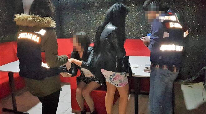 EĞLENCE MEKANINDA KAÇAK OLARAK ÇALIŞAN YABANCI UYRUKLU 2 KADIN SINIR DIŞI EDILDI