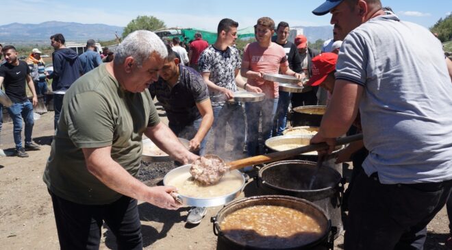 YÖRÜKLER BOLLUK VE BEREKET IÇIN KURBANLAR KESTI