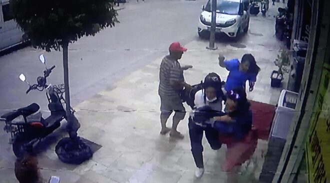 RÜZGARIN KOPARDIĞI BETON PARÇALARINDAN SANİYELERLE KURTULDULAR