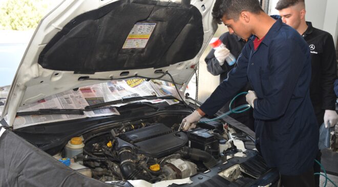 Susuz motor temizliği yapan liseliler mesleki tecrübe kazanıyor