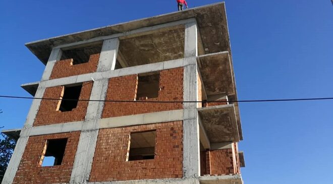 İNŞAAT HALİNDEKİ BİNANIN ÇATISINA ÇIKAN KADIN YÜREKLERİ AĞZA GETİRDİ