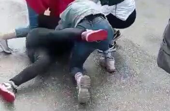 KIZLARIN KÜFÜRLÜ TARTIŞMASI SAÇ BAŞ KAVGAYA DÖNÜŞTÜ