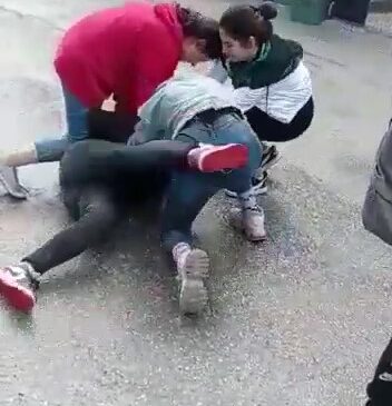 KIZLARIN KÜFÜRLÜ TARTIŞMASI SAÇ BAŞ KAVGAYA DÖNÜŞTÜ