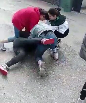 KIZLARIN KÜFÜRLÜ TARTIŞMASI SAÇ BAŞ KAVGAYA DÖNÜŞTÜ