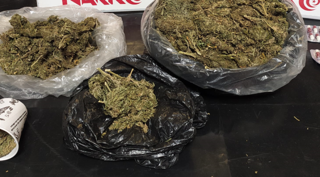 OTOMOBİLİN HOPARLÖRÜNE SAKLADIĞI UYUŞTURUCUYLA YAKALANDI