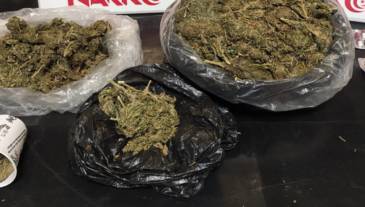 OTOMOBİLİN HOPARLÖRÜNE SAKLADIĞI UYUŞTURUCUYLA YAKALANDI