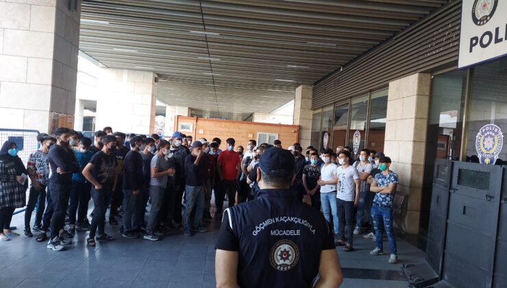 DENİZLİ’DE DÜZENSİZ 85 GÖÇMEN YAKALANDI