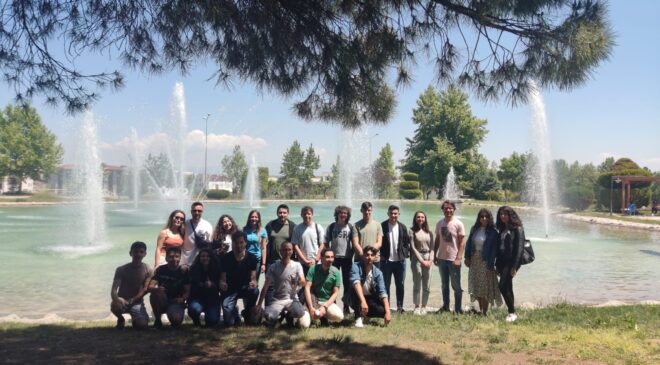 PAÜ GÖLBAHÇE, GÖNÜLLÜ ÖĞRENCİLERİN DESTEĞİ İLE TEMİZLENDİ