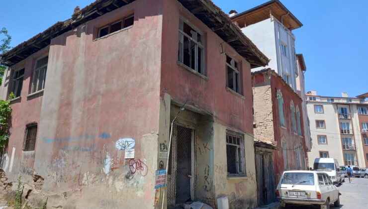 ATALAR MAHALLESİNDEKİ METRUK BİNA VATANDAŞI İSYAN ETTİRDİ