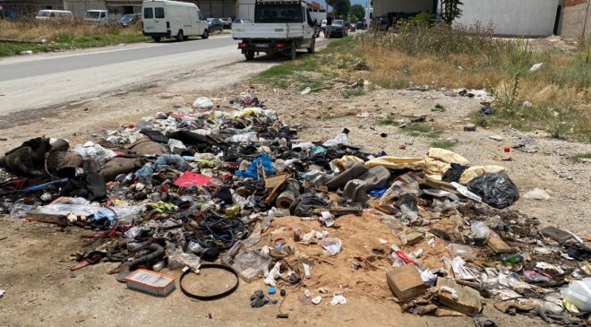 GELİŞİGÜZEL ATILAN ÇÖPLER ÇEVREYİ KİRLETİYOR