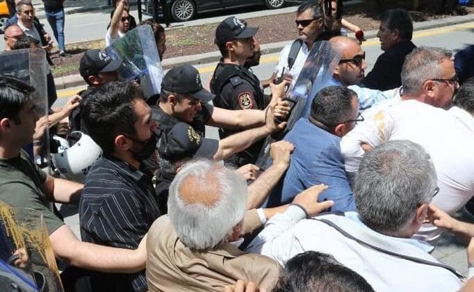 TÜİK PROTESTOSUNA POLİS MÜDAHALE ETTİ