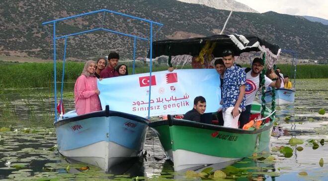 BAHREYNLİ GENÇLER BAŞKAN VURAL’I ZİYARET ETTİ