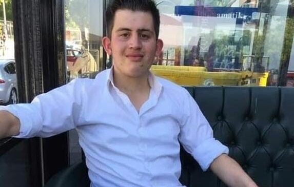 KARŞI ŞERİDE GEÇEN OTOMOBİL ÇEKİCİ ARAÇLA ÇARPIŞTI: 1 ÖLÜ,2 YARALI