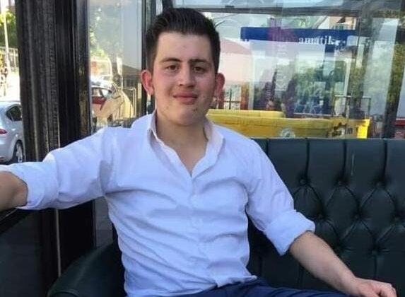 KARŞI ŞERİDE GEÇEN OTOMOBİL ÇEKİCİ ARAÇLA ÇARPIŞTI: 1 ÖLÜ,2 YARALI