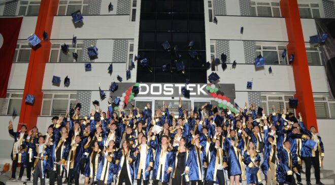 DOSTEK KOLEJİ’DE 119 ÖĞRENCİ MEZUNİYET HEYECANI YAŞADI