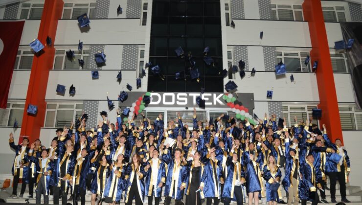 DOSTEK KOLEJİ’DE 119 ÖĞRENCİ MEZUNİYET HEYECANI YAŞADI