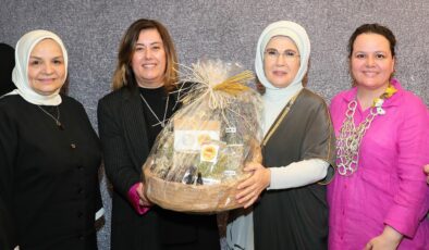 EMİNE ERDOĞAN’A DENİZLİ KEKİĞİ TAKDİM EDİLDİ