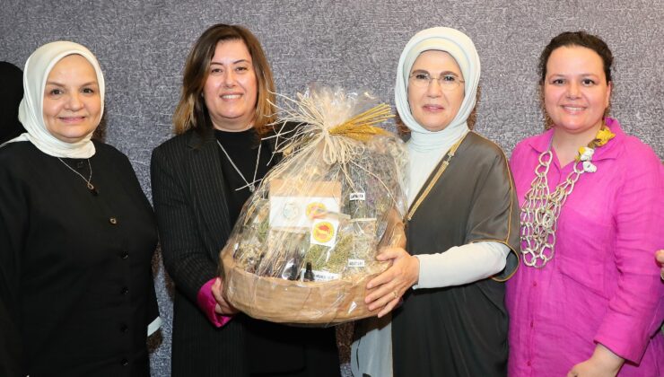 EMİNE ERDOĞAN’A DENİZLİ KEKİĞİ TAKDİM EDİLDİ