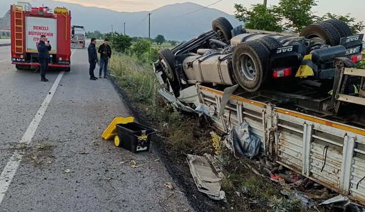 İÇECEK YÜKLÜ TIR ŞARAMPOLE DEVRİLDİ: 1 YARALI