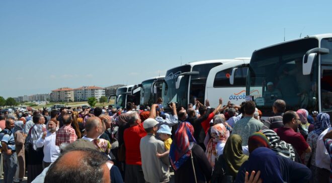 DENİZLİ’DEN İLK HAC KAFİLESİ DUALARLA KUTSAL TOPRAKLARA UĞURLANDI
