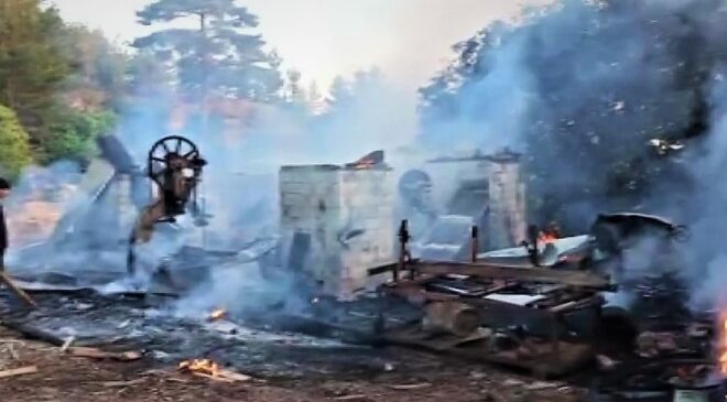 MARANGOZ ATÖLYESİNDE ÇIKAN YANGIN BİTİŞİKTEKİ EVE SIÇRADI