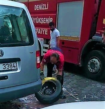 Araca giren yılan zor anlar yaşattı