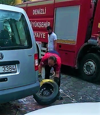 Araca giren yılan zor anlar yaşattı