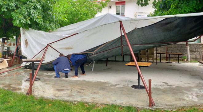 Yağmur ve dolu yağışı su baskınlarına neden oldu