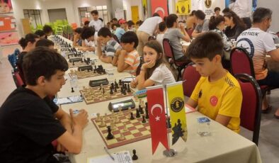 DENİZLİ’DE SATRANÇ TURNUVASINDA DERECEYE GİRENLER ÖDÜLLERİNİ ALDI
